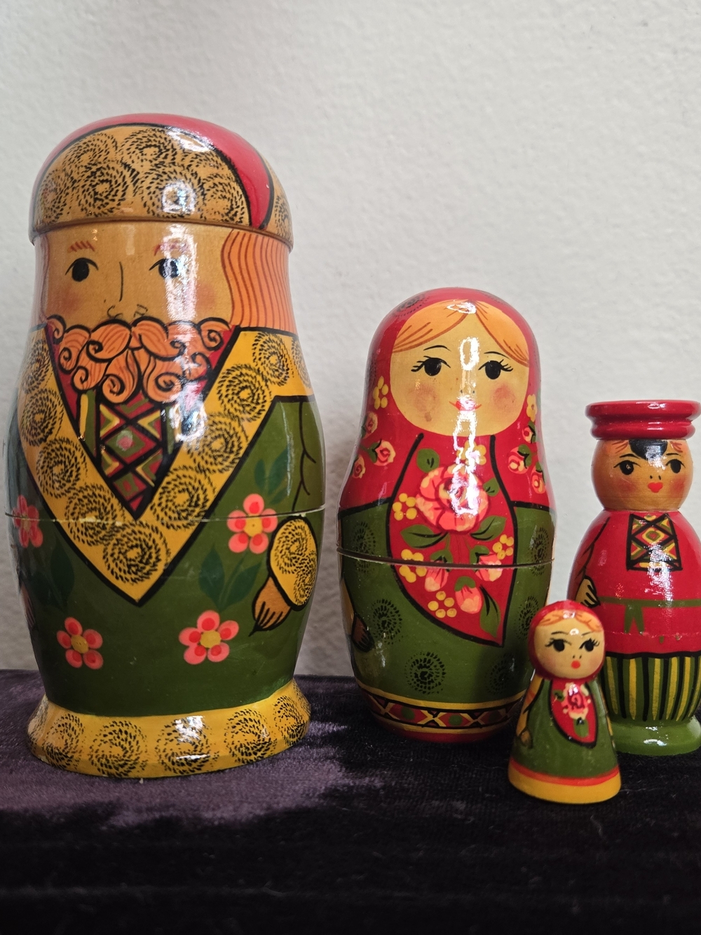 Hand-Painted Nesting Doll Set - Green & Red Matryoshka